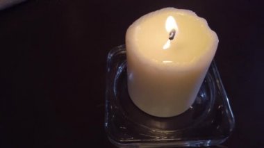 Natürmort - Cafe kahverengi bir tablo üzerinde yanan mum