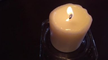 Natürmort - Cafe kahverengi bir tablo üzerinde yanan mum