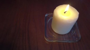 Natürmort - Cafe kahverengi bir tablo üzerinde yanan mum