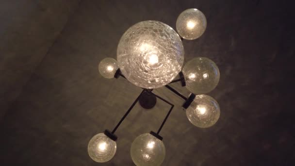 Dekorative Glühbirnen hängen an der Decke. helles, leuchtendes Licht von alten Glühbirnen. antike Wolfram-Lampe an der Decke im dunklen Raum. Beleuchtung Innenarchitektur. Vintage Kronleuchter Dekor — Stockvideo