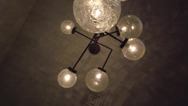 장식 조명 전구 천장에 매달려입니다. 빈티지 전구 램프에서 밝은 빛나는 빛. 어두운 방에 천장에 골동품 텅스텐 라이트 램프. 조명 인테리어 디자인입니다. 빈티지 샹들리에 장식 — 비디오