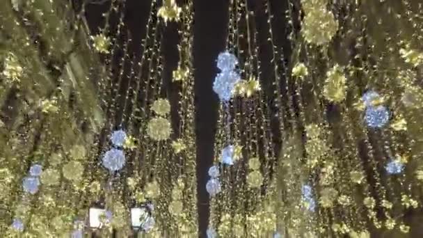 Hermosas iluminaciones de calles para Navidad — Vídeo de stock