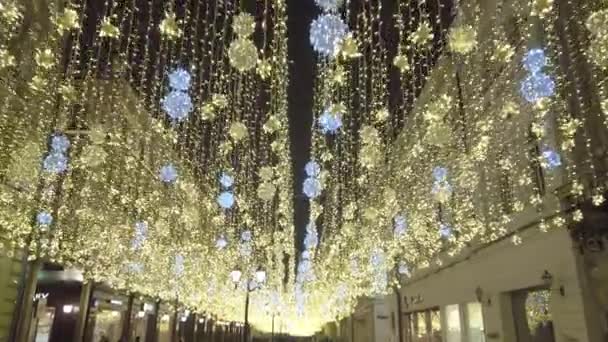 Hermosas iluminaciones de calles para Navidad — Vídeo de stock