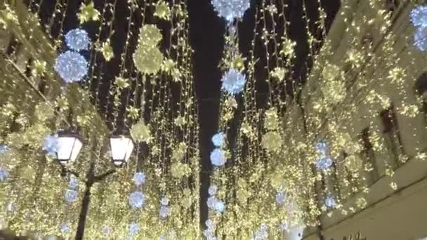 Hermosas iluminaciones de calles para Navidad — Vídeo de stock