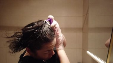 Esmer kız banyoda evde saç boyama