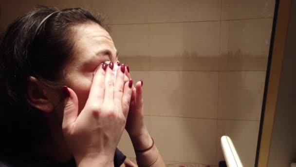 Mujer Joven Caucásica Limpia Cara Con Esponja — Vídeos de Stock
