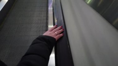 Bir yandan tırmanma bir yürüyen merdiven Close-up. Hareketli merdiven