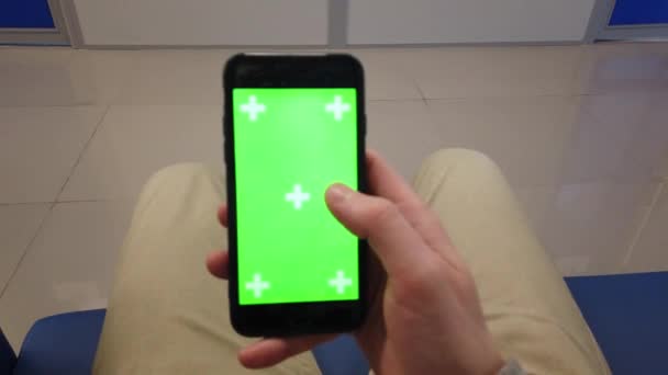 智能手机为冲浪社交网络和在线通信特写镜头 使用便携式设备的触摸绿色屏幕 男性手拿着带有垂直绿色屏幕的手机的特写镜头 — 图库视频影像