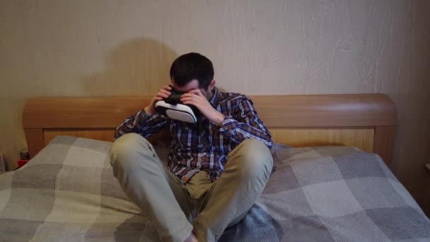 Άνθρωπος Στο Κρεβάτι Μοιάζει Εικονική Πραγματικότητα Ακουστικά Ξενοδοχείο Σπίτι Υπνοδωμάτιο — Αρχείο Βίντεο