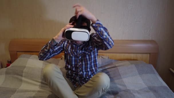 Homme Sur Lit Ressemble Casque Réalité Virtuelle Hôtel Chambre Coucher — Video