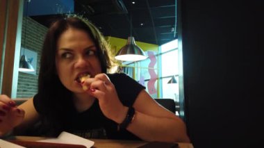 Pizza pizzacıda yemek kız