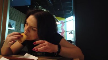 Pizza pizzacıda yemek kız