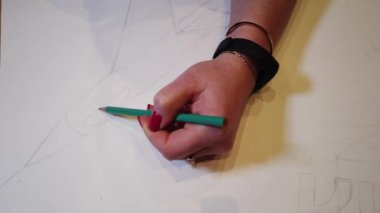 Bir sanat çizimi oluşturma sürecinde genç bir kadın sanatçının çekim yakın.