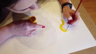 Bir sanat çizimi oluşturma sürecinde genç bir kadın sanatçının çekim yakın.