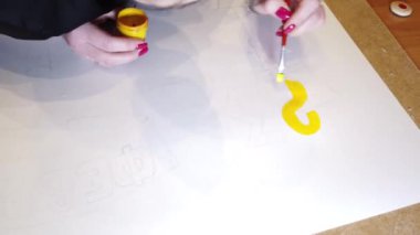 Bir sanat çizimi oluşturma sürecinde genç bir kadın sanatçının çekim yakın.