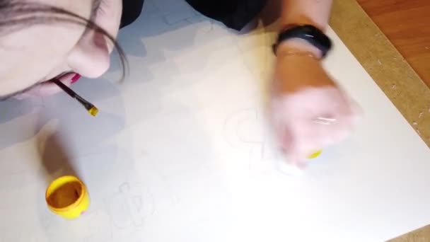 Bir Sanat Çizimi Oluşturma Sürecinde Genç Bir Kadın Sanatçının Çekim — Stok video