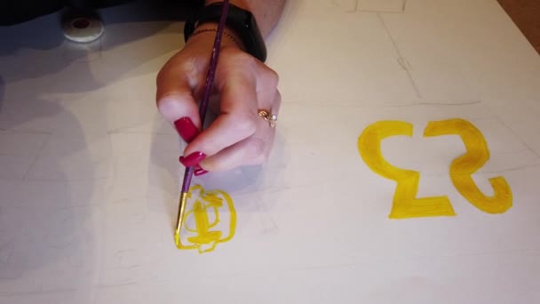 Linda Joven Está Ocupada Pintando Imagen Taller Usando Pintura Brillante — Vídeo de stock