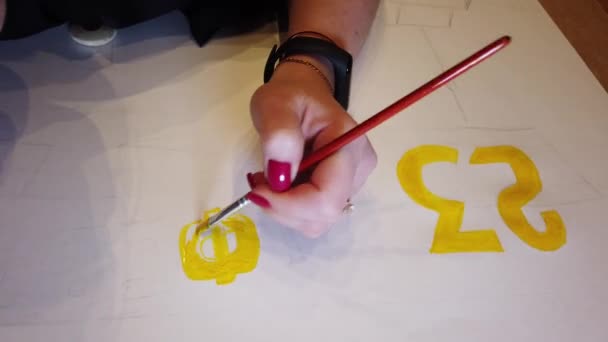 Linda Joven Está Ocupada Pintando Imagen Taller Usando Pintura Brillante — Vídeo de stock