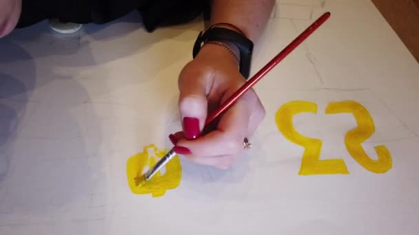 Linda Joven Está Ocupada Pintando Imagen Taller Usando Pintura Brillante — Vídeo de stock