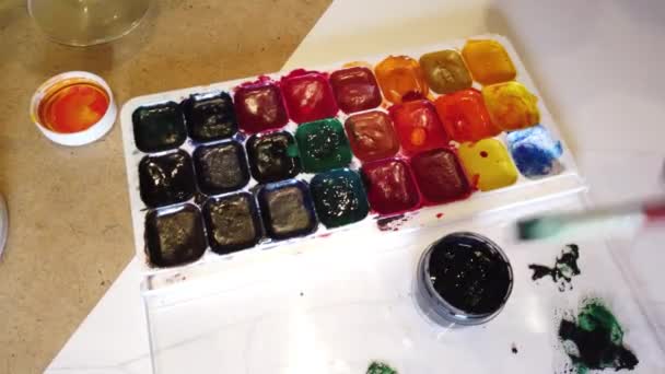 Mulher Mãos Pintando Arco Íris Colorido Conjunto Para Pintura Com — Vídeo de Stock