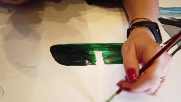 Artista Feminina Pinta Quadro Sobre Tela Com Tintas Óleo — Vídeo de Stock