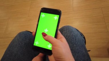 Güzel kız bir yeşil ekran yeşil ekran elinde bir akıllı telefon tutan, adam el cep akıllı telefonu ile Chroma anahtar yeşil ekran, yeni teknoloji kavramı tutarak