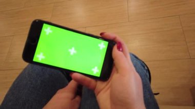 Güzel kız bir yeşil ekran yeşil ekran elinde bir akıllı telefon tutan, adam el cep akıllı telefonu ile Chroma anahtar yeşil ekran, yeni teknoloji kavramı tutarak