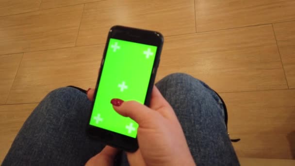 Mooi Meisje Met Een Smartphone Handen Van Een Groen Scherm — Stockvideo