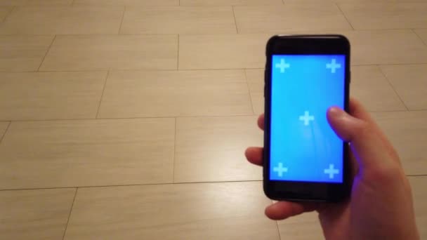 Giovanotto Smartphone Mano Utilizzando Tocco Touchscreen Toccare Scorrere Gesti Della — Video Stock