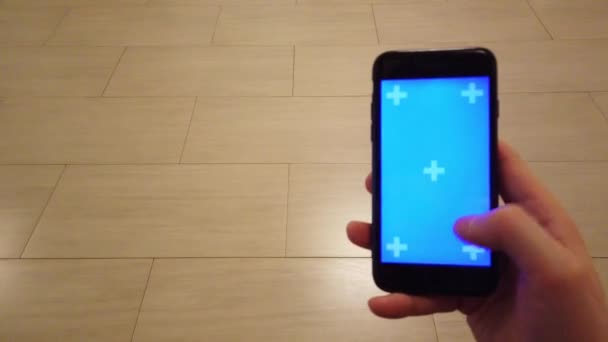 Junger Mann Hält Smartphone Der Hand Touchscreen Touch Tippen Handbewegungen — Stockvideo