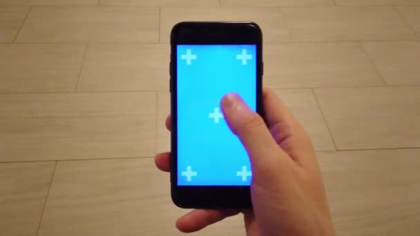 Junger Mann Hält Smartphone Der Hand Touchscreen Touch Tippen Handbewegungen — Stockvideo