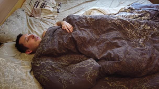 Hombre Durmiendo Despertando Solo Cama Cerca Cara Cabeza Adulto Caucásico — Vídeo de stock