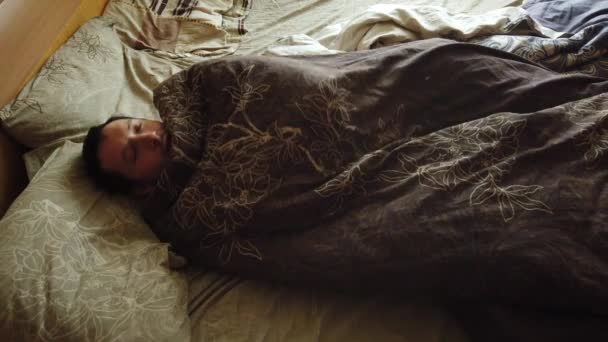 Homme Dormant Réveillant Seul Dans Lit Près Visage Coup Tête — Video