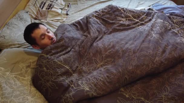 Hombre Durmiendo Despertando Solo Cama Cerca Cara Cabeza Adulto Caucásico — Vídeos de Stock