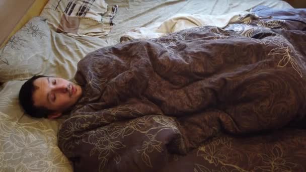男は寝ていると 一人でベッドで目を覚ます 顔のクローズ アップ 朝の枕の上の頭と 代の大人の白人男性人のヘッド ショット — ストック動画