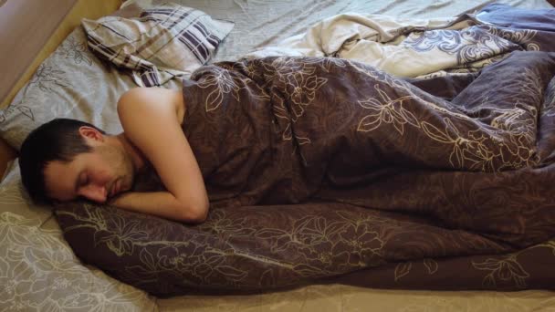 Człowiek Śpi Budzi Się Sam Łóżku Zbliżenie Twarz Headshot Dorosły — Wideo stockowe