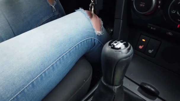 Jeune Femme Nettoyage Voiture Neige Glace — Video