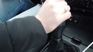 Kız şanzıman kayıyor. Kadını sürücüsü kavramı.