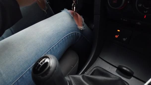 女の子には ギアボックスが移りつつあります 女性ドライバーの概念 — ストック動画