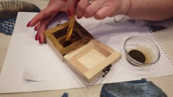 Kadın Kahverengi Renkte Bir Fırçayla Boyama Ahşap Kutu — Stok video