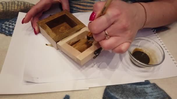 Γυναίκα Ζωγραφική Ξύλινο Κουτί Μια Βούρτσα Καφέ Χρώμα — Αρχείο Βίντεο