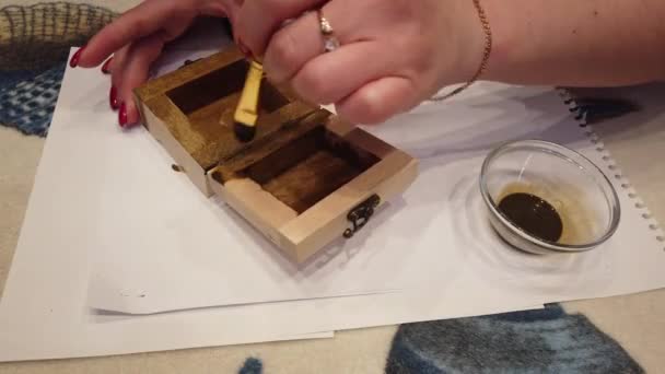 Mujer Pintando Caja Madera Con Pincel Color Marrón — Vídeos de Stock