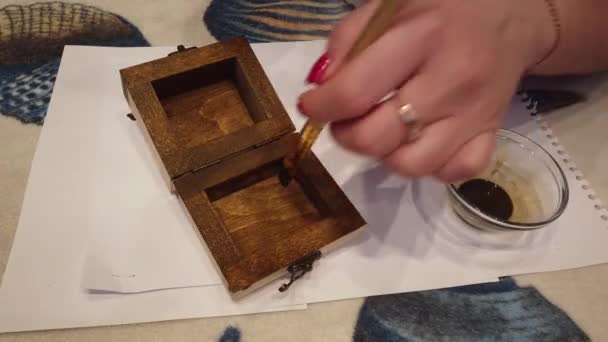 Mujer Pintando Caja Madera Con Pincel Color Marrón — Vídeo de stock