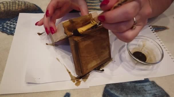 Kobieta Malarstwo Drewniane Pudełko Pędzlem Kolorze Brązowym — Wideo stockowe