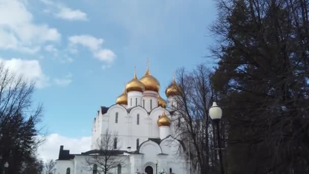 Weergave van Uspenskiy Kafedralnyy Sobor, Yaroslavl, Rusland. — Stockvideo