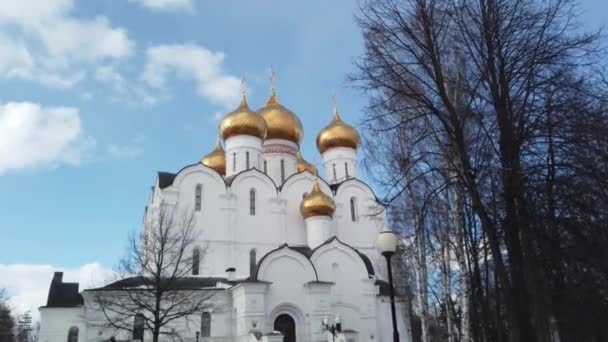 Pohled na Uspenskiy Kafedralnyy Sobor, Jaroslavl, Rusko. — Stock video