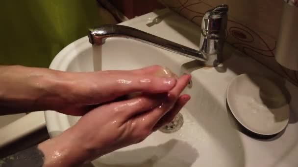 男子用肥皂在浴室水槽洗手 — 图库视频影像