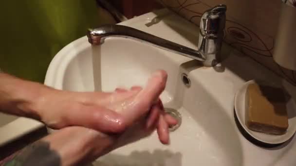 Hombre Lavándose Las Manos Lavabo Del Baño Con Jabón — Vídeos de Stock
