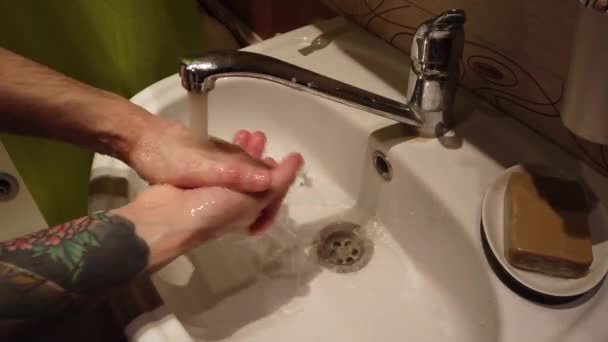 Homem Lavando Mãos Pia Banheiro Com Sabão — Vídeo de Stock