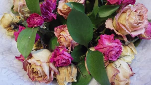 Zwiędłe opadające bukiet kwiatów w wazonie w domu — Wideo stockowe